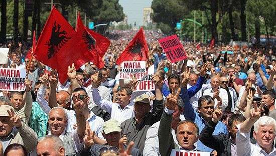 В Албании отравили десятки людей на митинге