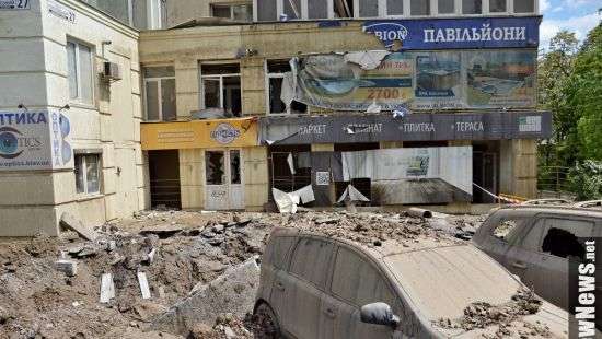 Масштабный прорыв трубы в Киеве: фонтан воды достиг 7-го этажа, жителей отселяют (фото/видео)