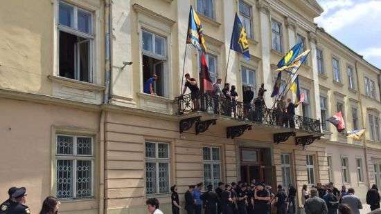 Националисты забросали Львовской облсовет дымовыми шашками (фото/видео)