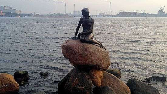 В Копенгагене облили краской статую «Русалочка»