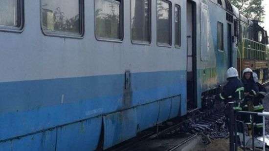 В Черновцах задымилась электричка, пассажиры выпрыгивали из окон чтобы спастись (фото)
