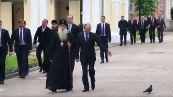 Путин поздоровался с голубем (видео)