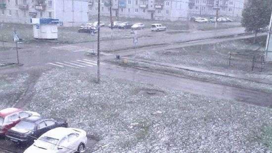 Несколько регионов России засыпало снегом (видео)