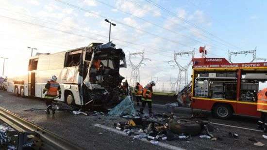 Во Франции автобус со студентами врезался в грузовик, есть пострадавшие (фото)