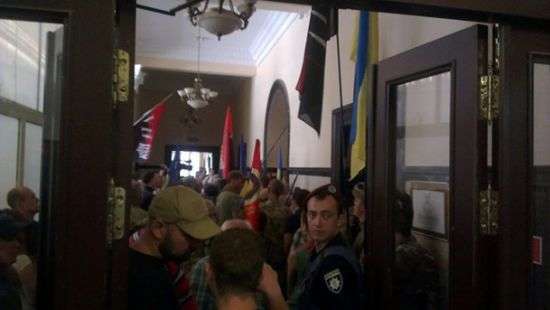 В Киеве радикалы атаковали здание Киевсовета (фото/видео)