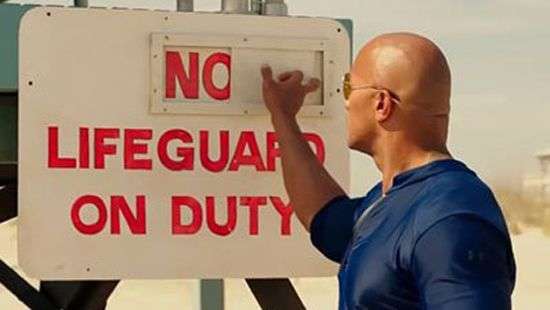 Фильм недели. Вытряхни песок из плавок