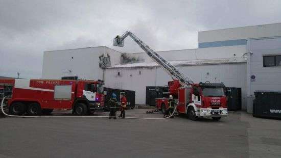 В Эстонии горит склад с химикатами (фото)