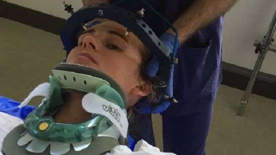 Смеясь над шуткой коллеги британка сломала шею (фото)