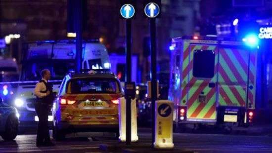 На мосту в Лондоне микроавтобус атаковал прохожих (фото)