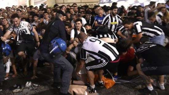 Более тысячи футбольных болельщиков пострадали в давке в Италии (видео)