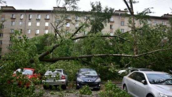 В России продолжает расти число жертв урагана, накрывшего столичный регион