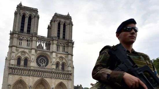 В Париже мужчина с молотком напал на полицейского