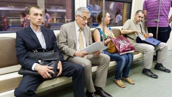 В Мадриде мужчинам запретили раздвигать ноги в транспорте