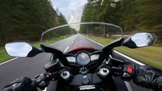 В России мотоциклист усыпал пятитысячными купюрами шоссе и не заметил этого