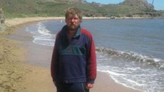 Потерявший память мужчина пытался переплыть море на пластиковых бутылках