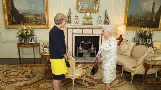 Тереза Мэй попросит у королевы разрешение на формирование правительства