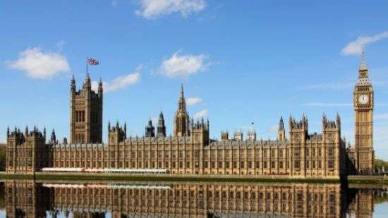 Потерявшие большинство в британском парламенте консерваторы пытаются создать каолицию