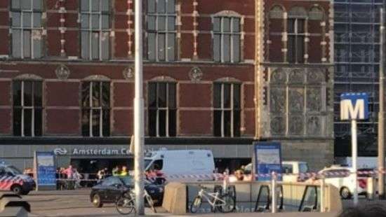Автомобиль врезался в толпу людей в Амстердаме