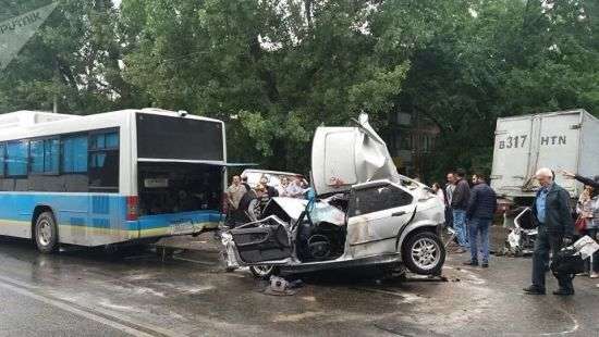 В Казахстане автобус столкнулся с восемью автомобилями (видео)