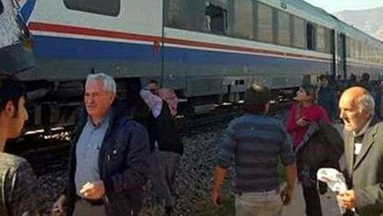 В Грузии пассажирский поезд сошел с рельс из-за грузовика