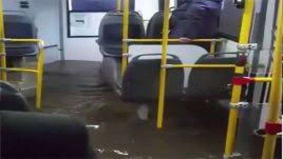 Опубликовано видео, как пассажир вырывает руль у водителя, чтобы сбросить автобус с обрыва