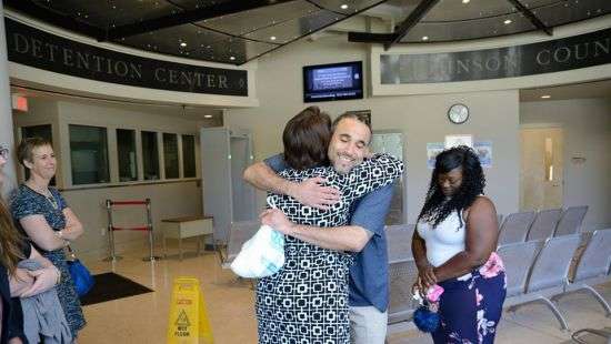 В США мужчина 17 лет просидел в тюрьме за своего двойника