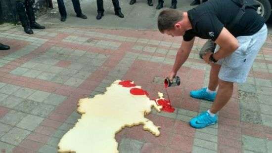 У консульства РФ националисты залили «кровью» макет карты Украины (видео)