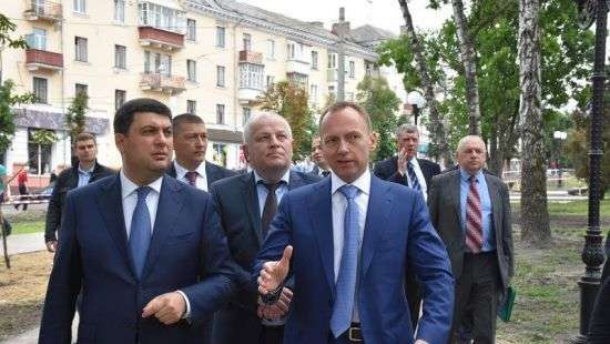 Гройсману показали ключевые объекты в Чернигове, связанные с окружением Антрошенко