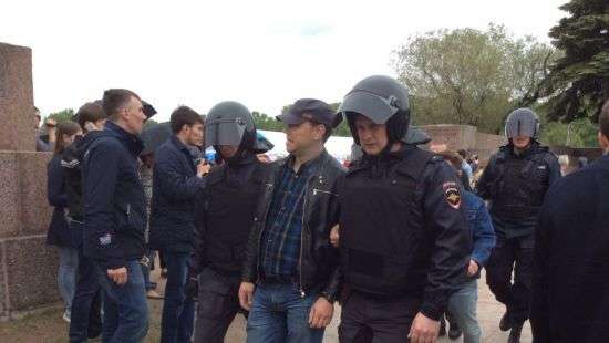 В Москве на митинге задержали уже 750 протестующих, в Питере - 900