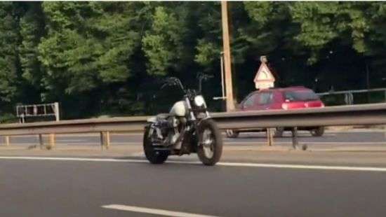 Во Франции мотоцикл без водителя уехал с места ДТП (видео)