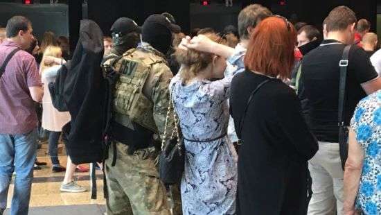 В Киеве СБУ проводить обыски в ТЦ «Гулливер»