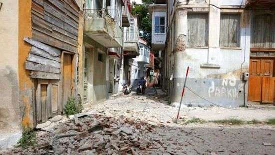 Турцию и Грецию накрыло мощное землетрясение, есть жертвы (фото/видео)