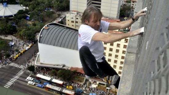 Известный покоритель небоскребов забрался на 117 метровый отель в Барселоне (видео)