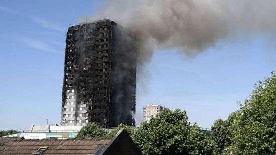 Британские спасатели обследуют сгоревшую жилую высотку