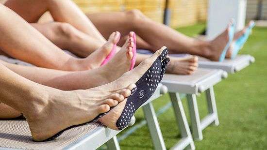 Итальянский дизайнер придумал альтернативу пляжной обуви (ВИДЕО)