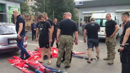 В Киеве радикалы напали на протестующих против переименования проспекта Ватутина