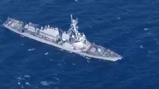 Эсминец ВМС США столкнулся с торговым судном у берегов Японии (фото)