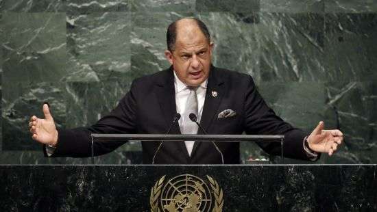 Президент Коста-Рики во время интервью проглотил осу (видео)