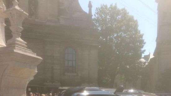 В центре Львова джип влетел в толпу людей, есть пострадавшие (фото/видео)