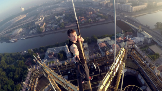 В Москве «Человек-паук» забрался на высотку (видео)