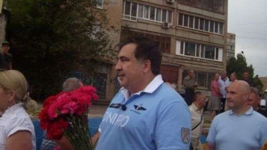 Саакашвили забросали в Кривом роге зеленкой и сырыми яйцами