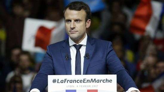 Макрон посетил легендарную авиавыставку на военном самолете