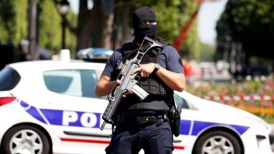 В центре Парижа автомобиль протаранил полицейский фургон