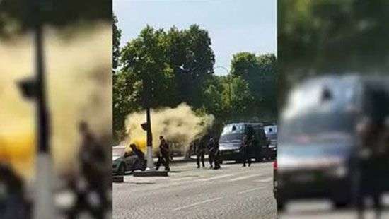 В Париже умер мужчина, напавший на автобус полиции