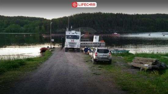 В России на Ладожском озере ищут подростков из перевернувшейся лодки