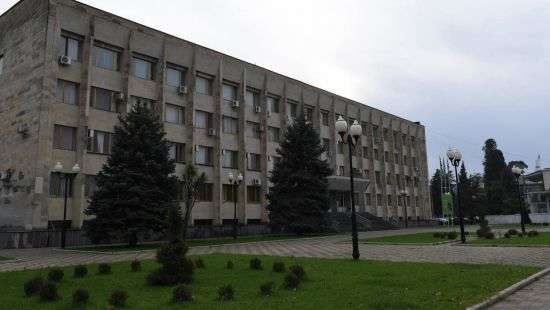 Герой Абхазии откыл стрельбу в Кабинете Министов республики