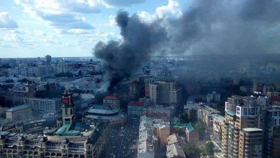 В Киеве возле ЦУМа масштабный пожар, Крещатик затянуло дымом (фото/видео)