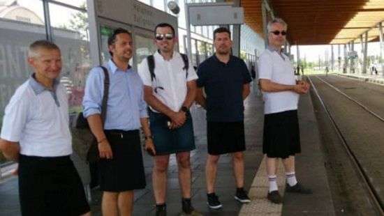 Водители автобусов переоделись в юбки (видео)