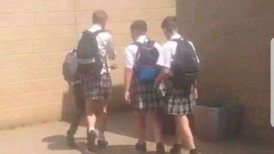 Из-за жары школьники решили носить юбки (фото)