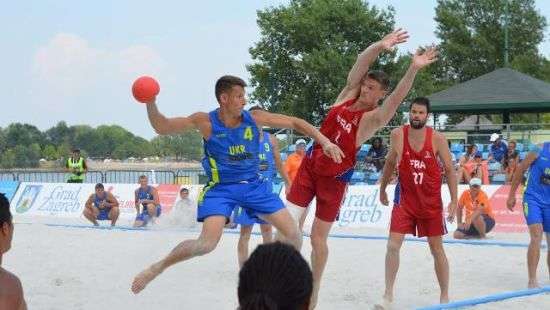 Сборные Украины вышли из группы на ЧЕ по пляжному гандболу